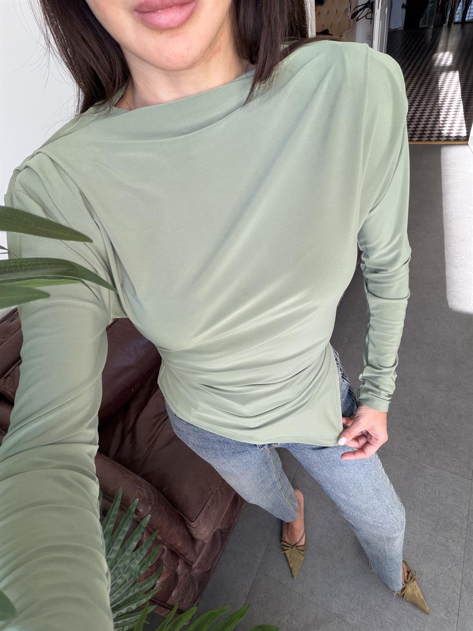 Çağla Yeşili Omzu Vatkalı ve Piliseli Bluz