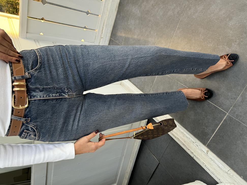 Düz Kesim Yıkamalı Kemerli Jean