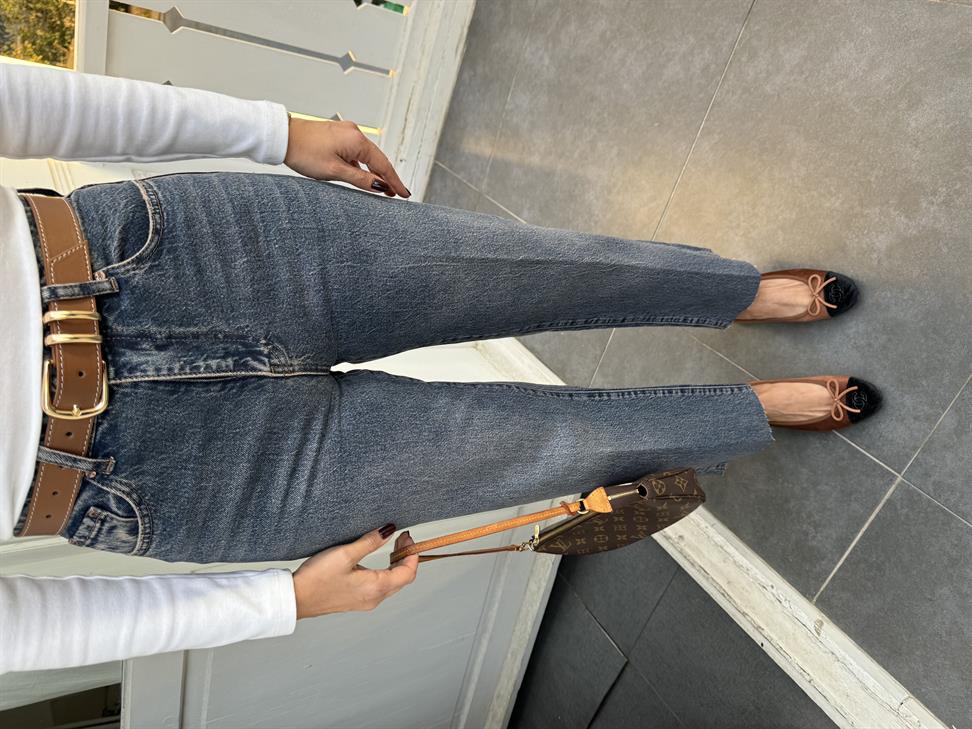 Düz Kesim Yıkamalı Kemerli Jean