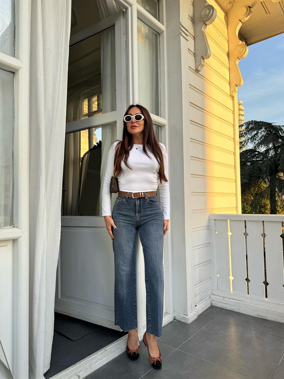 Düz Kesim Yıkamalı Kemerli Jean