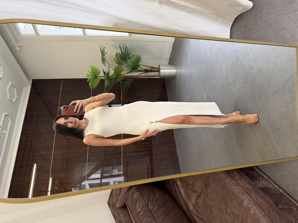 Ekru Aksesuar Detaylı Yırtmaçlı Triko Elbise