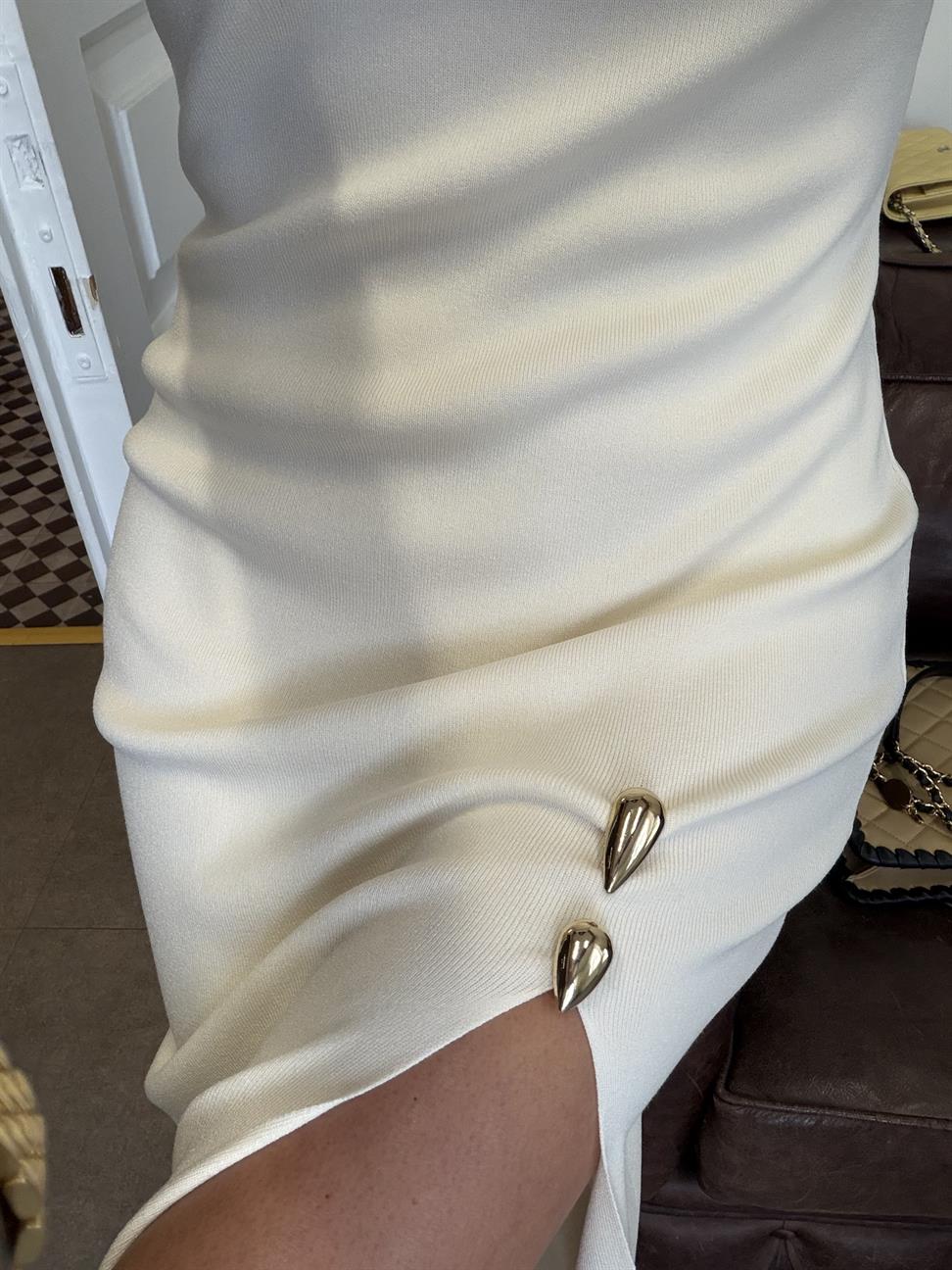 Ekru Aksesuar Detaylı Yırtmaçlı Triko Elbise