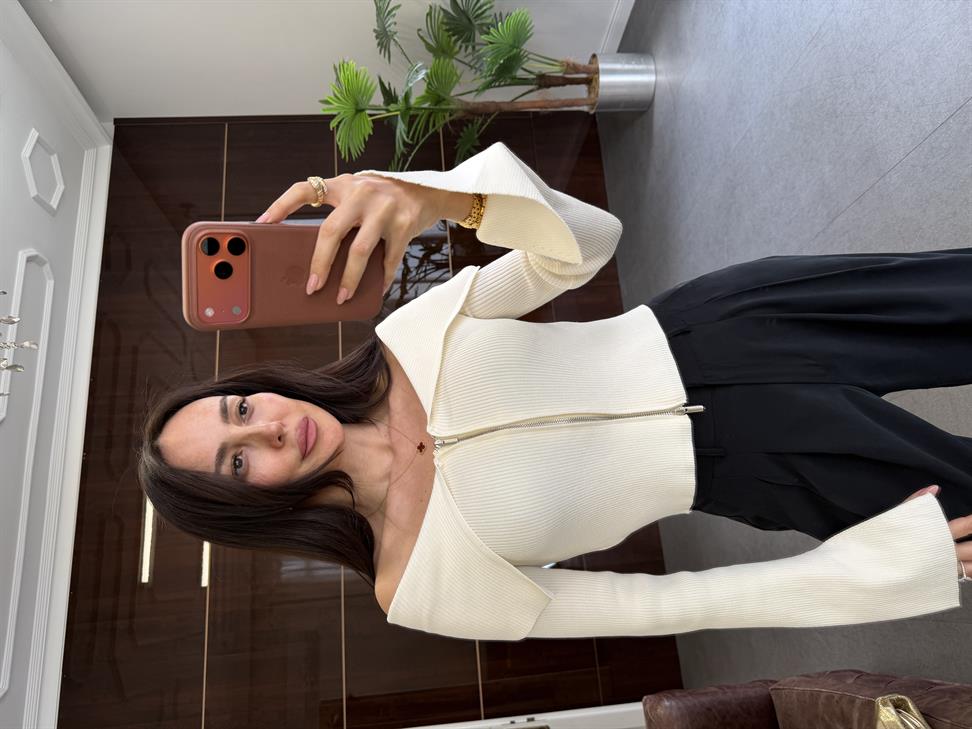 Ekru Bardot Yaka Yırtmaç Detaylı Triko