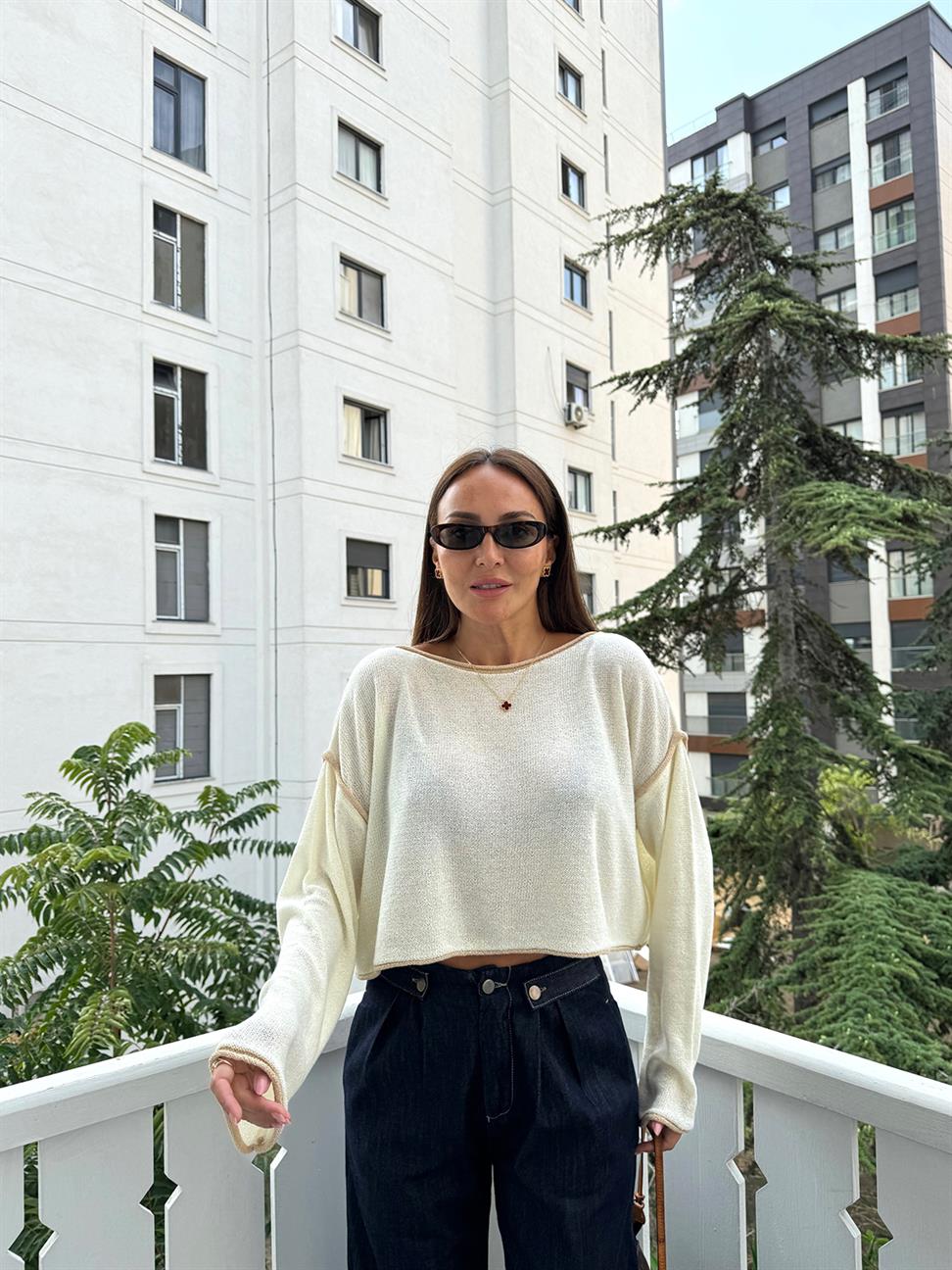 Ekru-Bej Kayık Yaka İnce Dokulu Triko Kazak