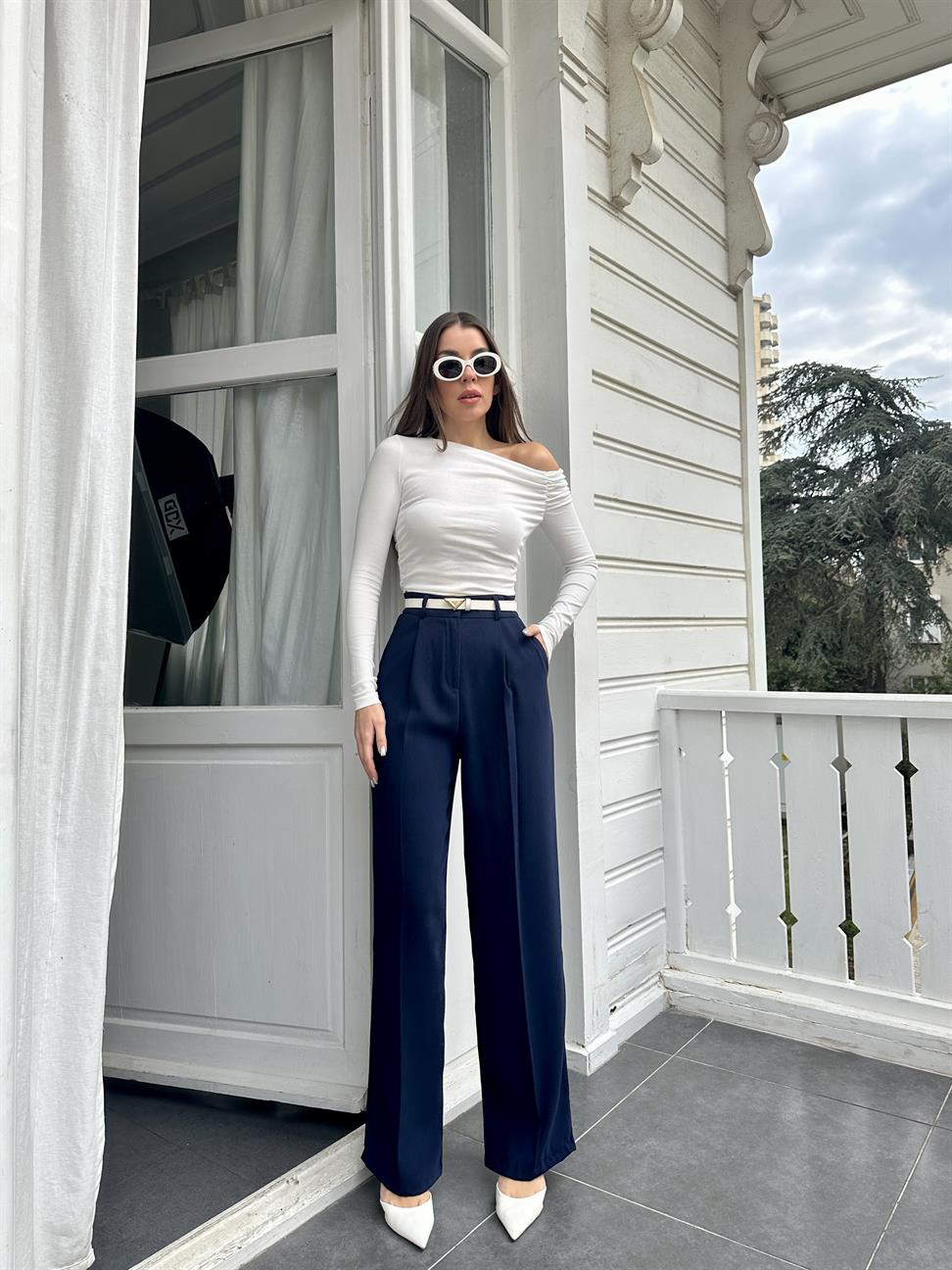 Ekru Büzgülü Asimetrik Coton Bluz