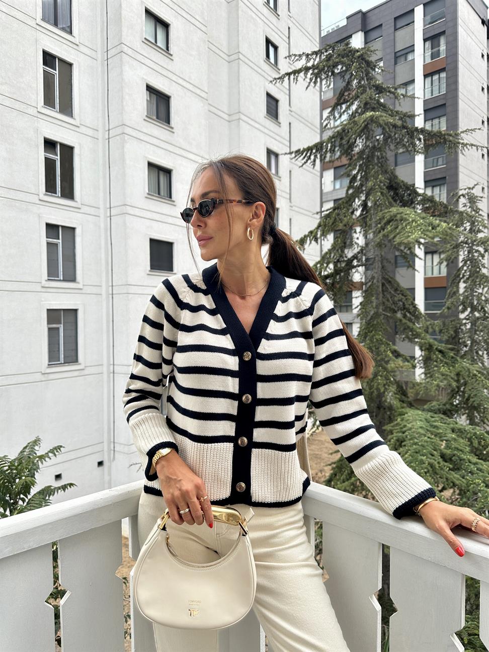 Ekru Çizgili Yanı Yırtmaçlı Hırka