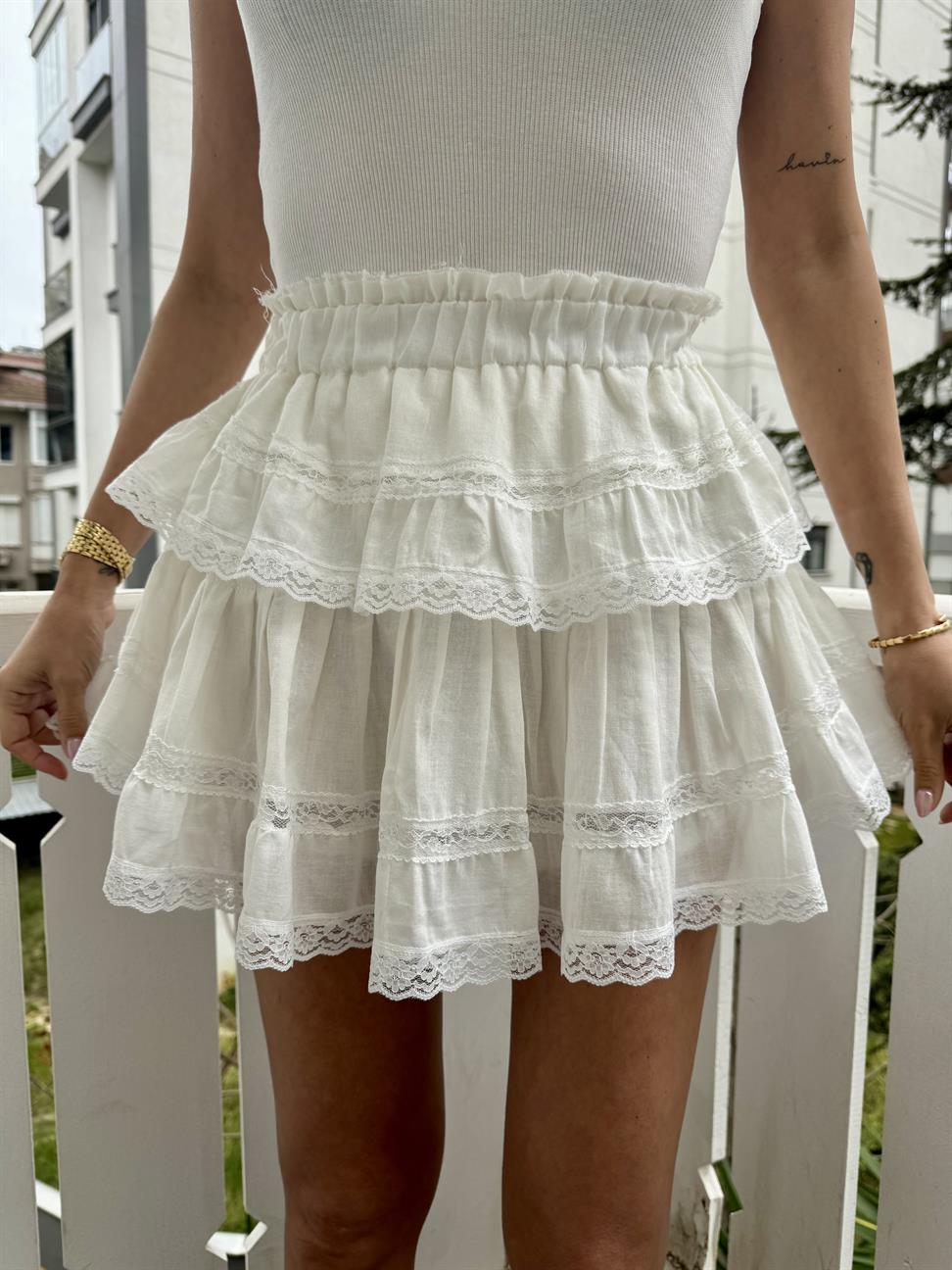 Ekru Dantel Geçişli Etek
