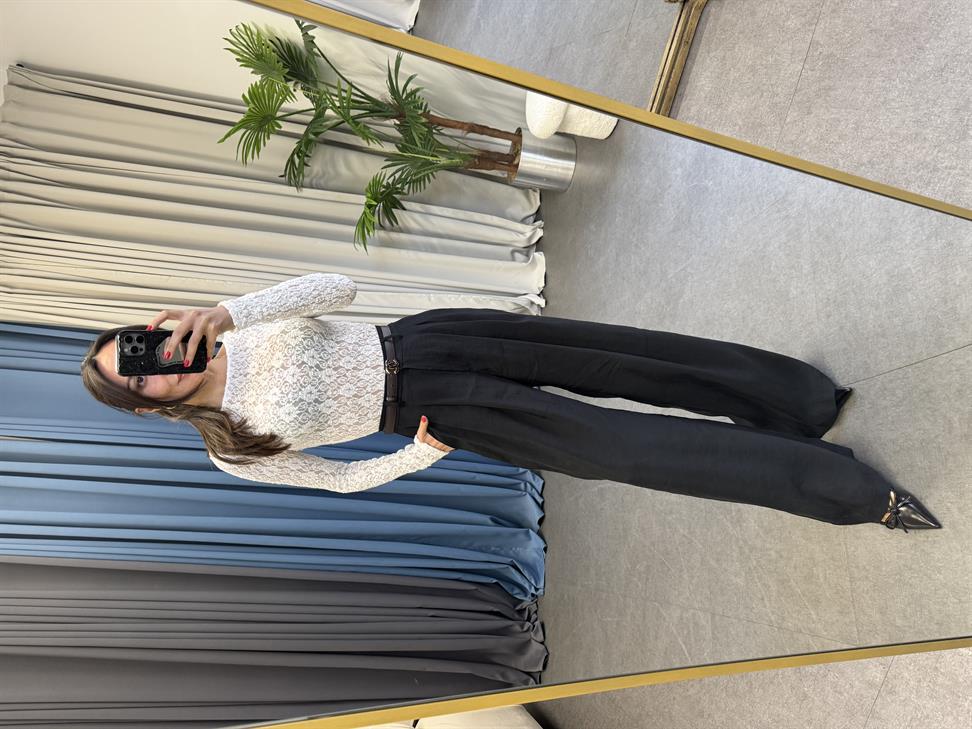 Ekru Dantel Tasarımlı Kayık Yaka Bluz