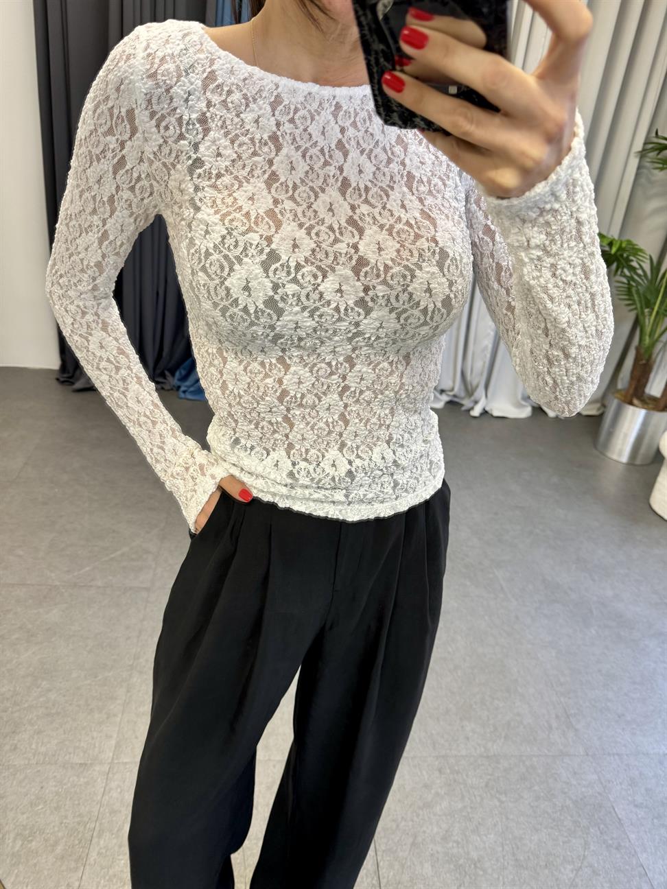 Ekru Dantel Tasarımlı Kayık Yaka Bluz