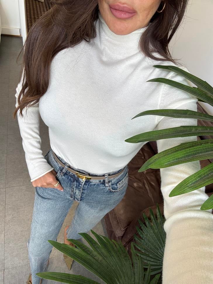 Ekru Dik Yaka Yünlü Yumuşak İnce Dokulu Triko Kazak