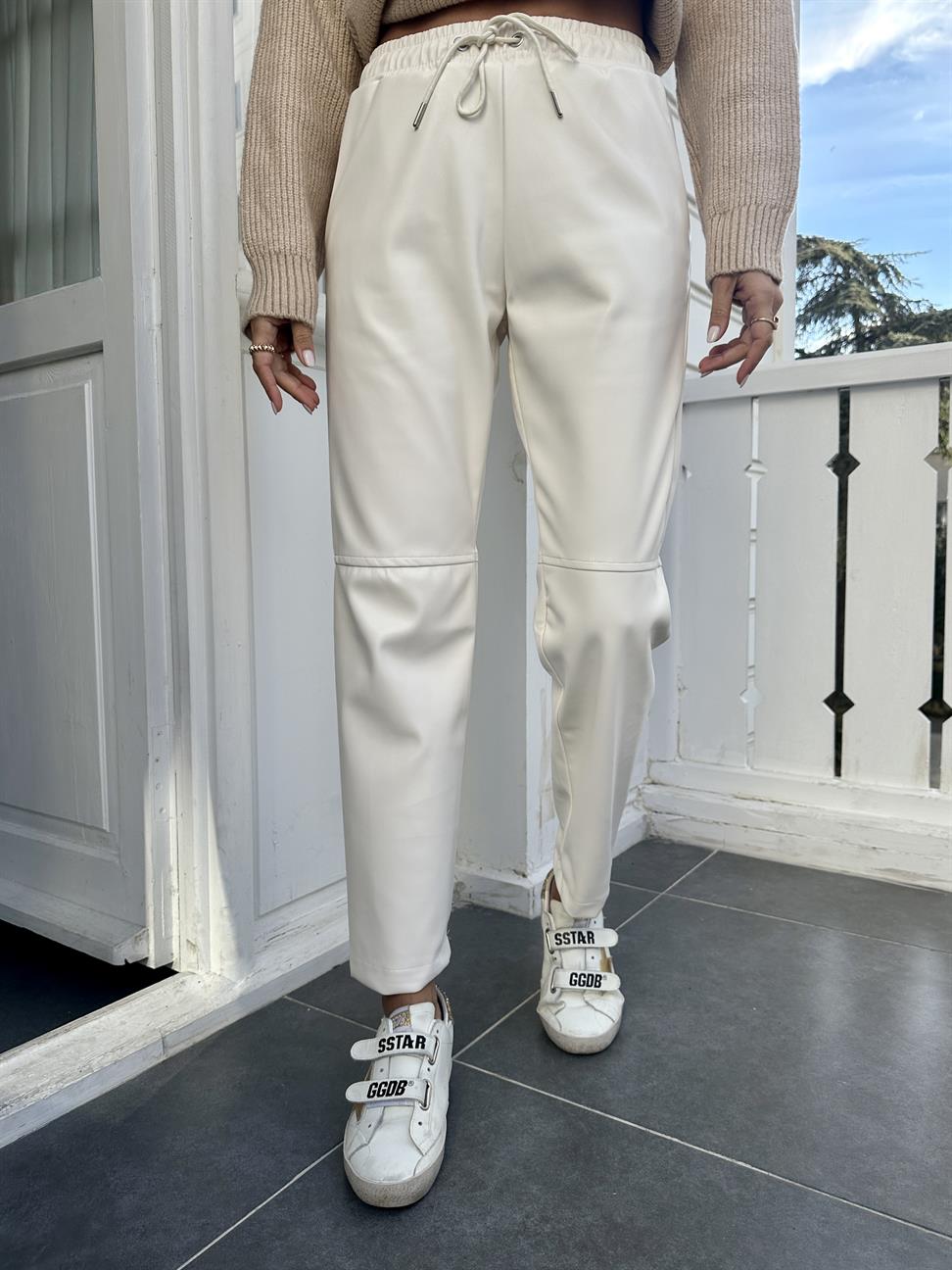 Ekru Dizi Dikişli Bağcıklı ve Beli Lastikli Deri Pantolon