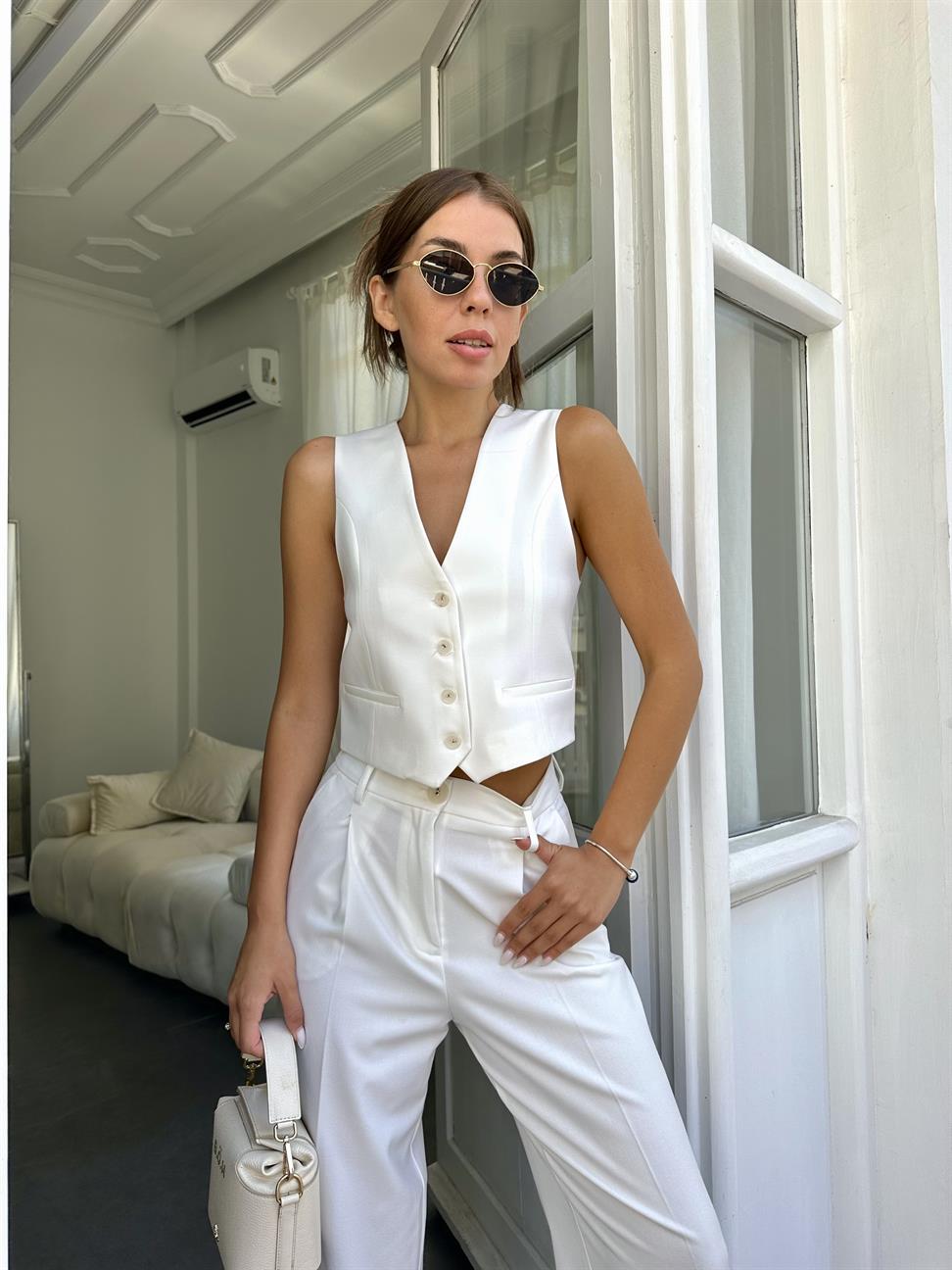 Beyaz Düğmeli Yelek