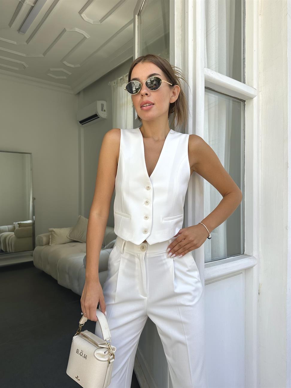 Beyaz Düğmeli Yelek