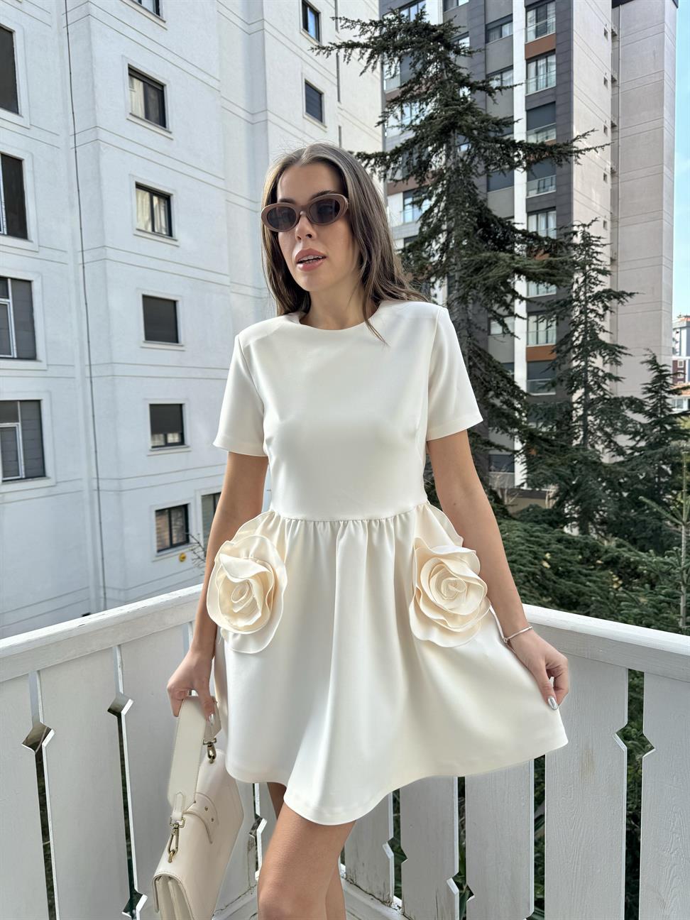 Ekru Gül Detay Elbise