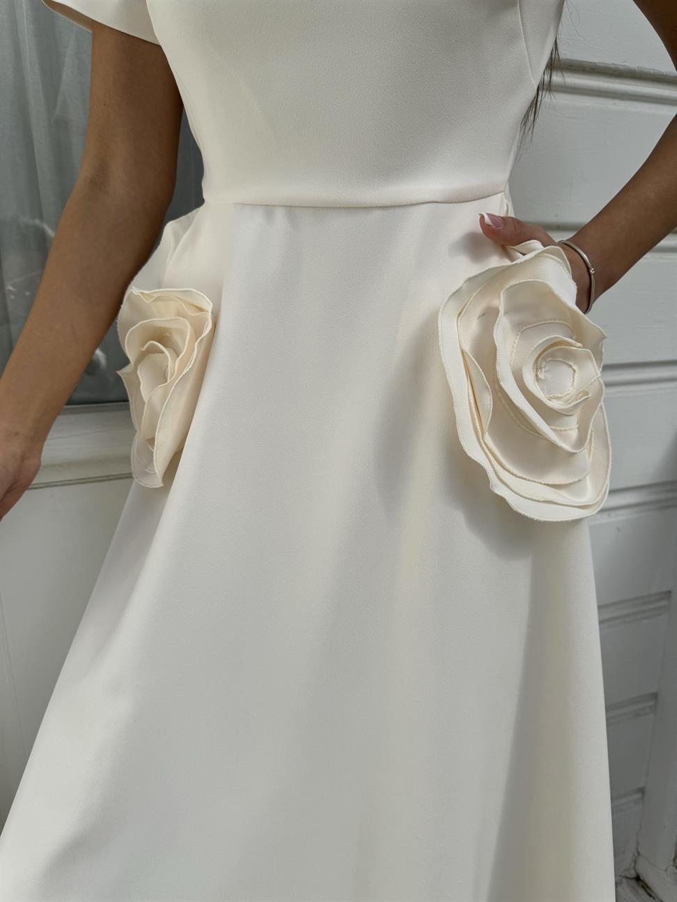 Ekru Gül Detay Midi Boy Elbise