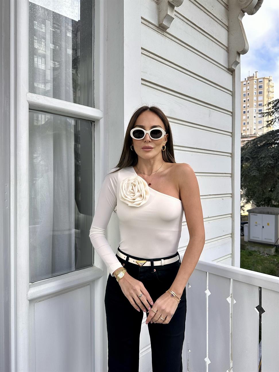 Ekru Gül Detay Tek Kol Bodysuit