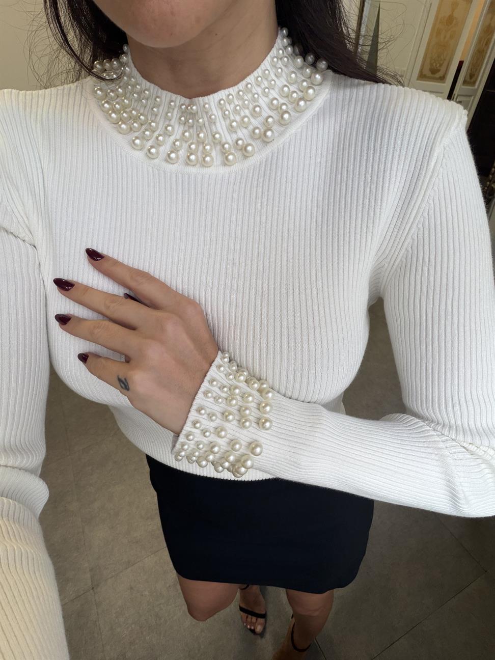 Ekru İncili Arkası Düğme Detaylı Kazak