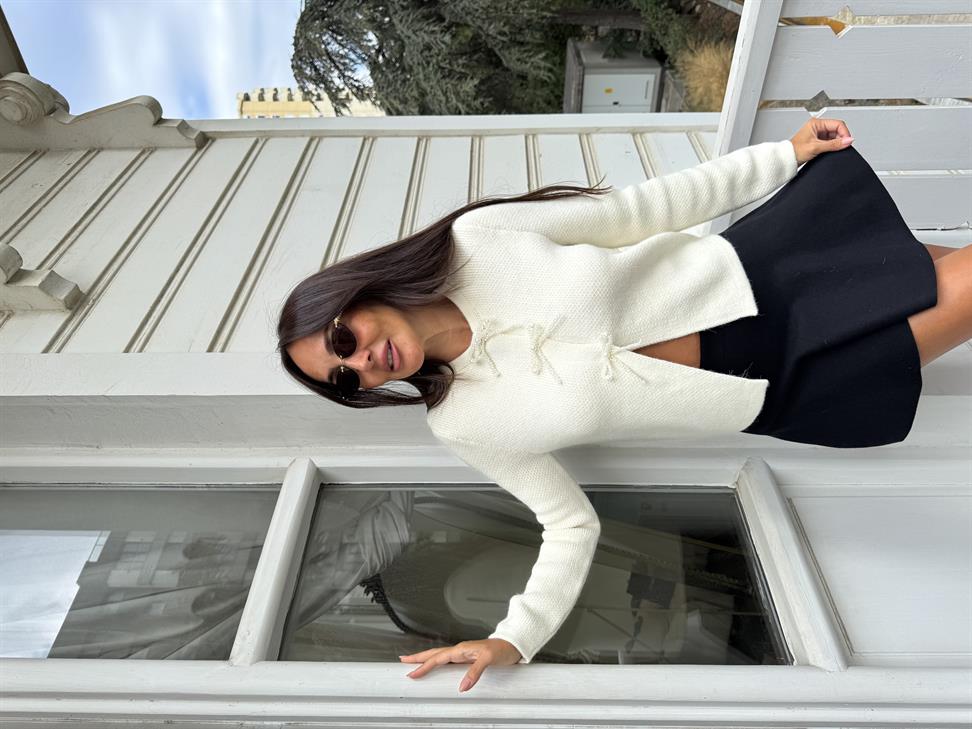 Ekru İncili Fiyonk Aksesuarlı Triko Hırka