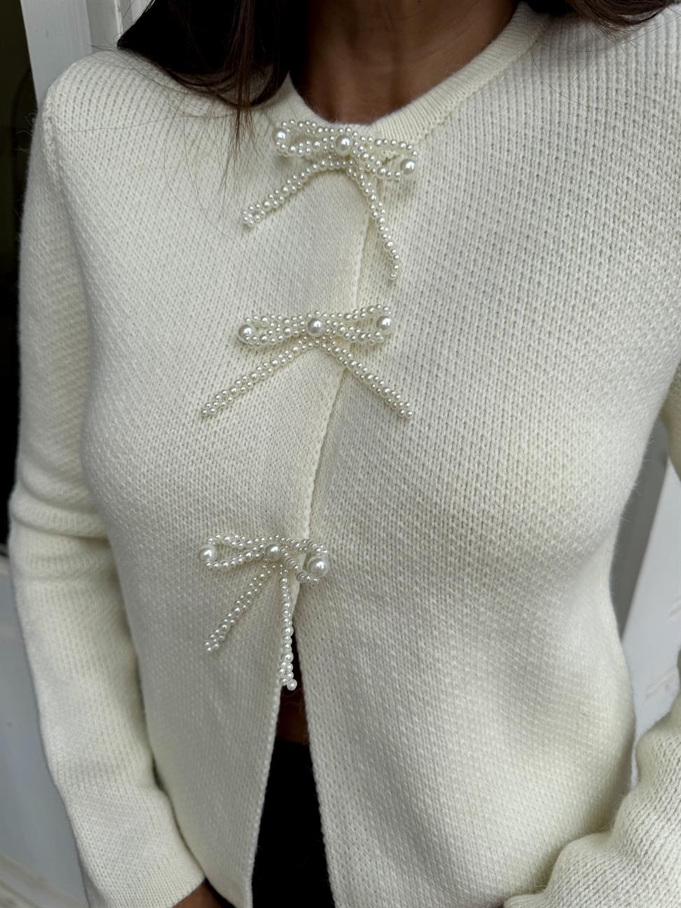 Ekru İncili Fiyonk Aksesuarlı Triko Hırka