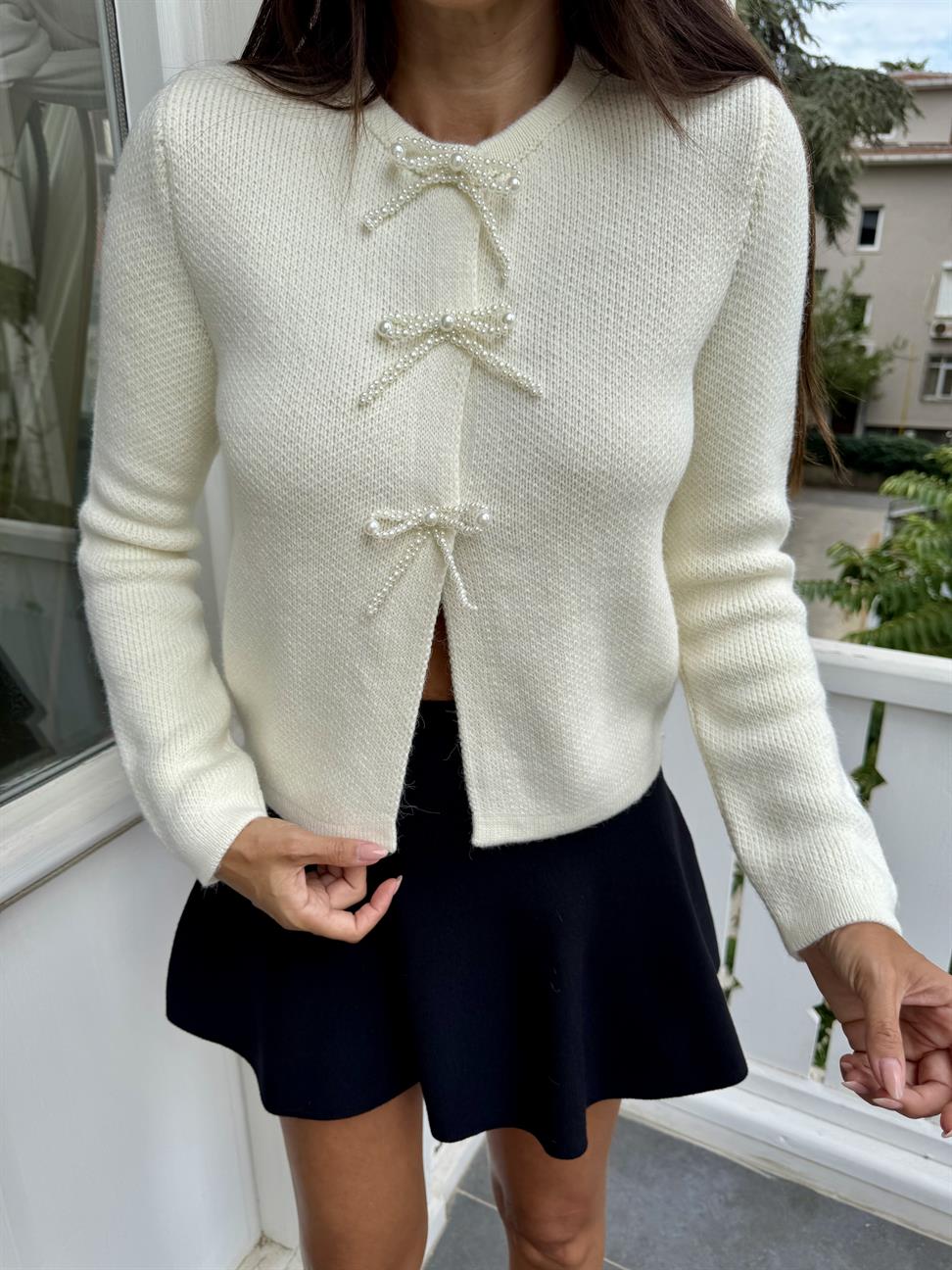 Ekru İncili Fiyonk Aksesuarlı Triko Hırka