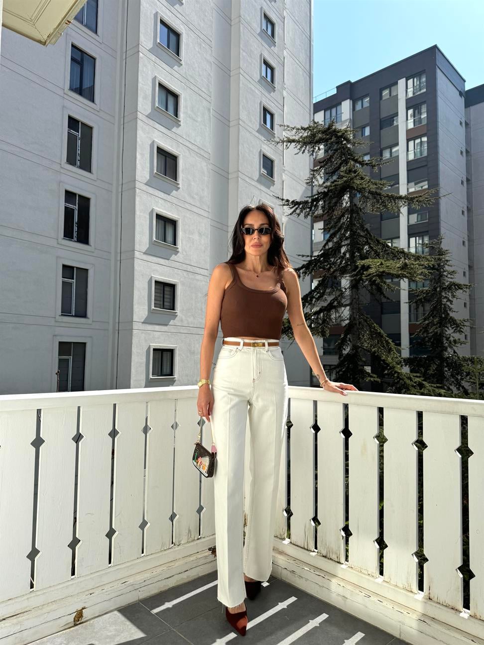 Ekru Kahverengi Dikişli Kesik Paça Jean