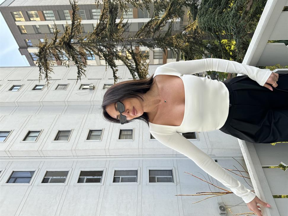 Ekru Kare Yaka Uzun Kollu Bluz