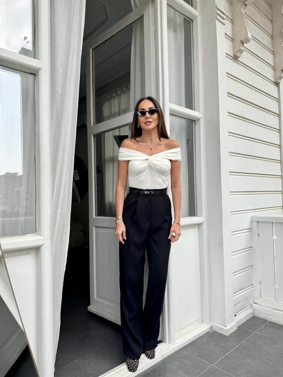 Ekru Kısa Kollu Madonna Yaka Bluz