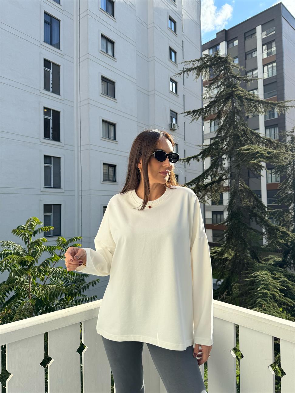 Ekru Oversize Yırtmaçlı Sweatshirt