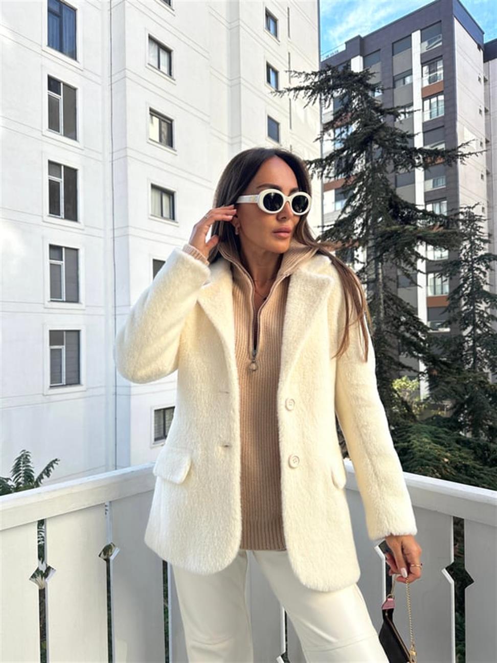Ekru Peluş Düğmeli Ceket