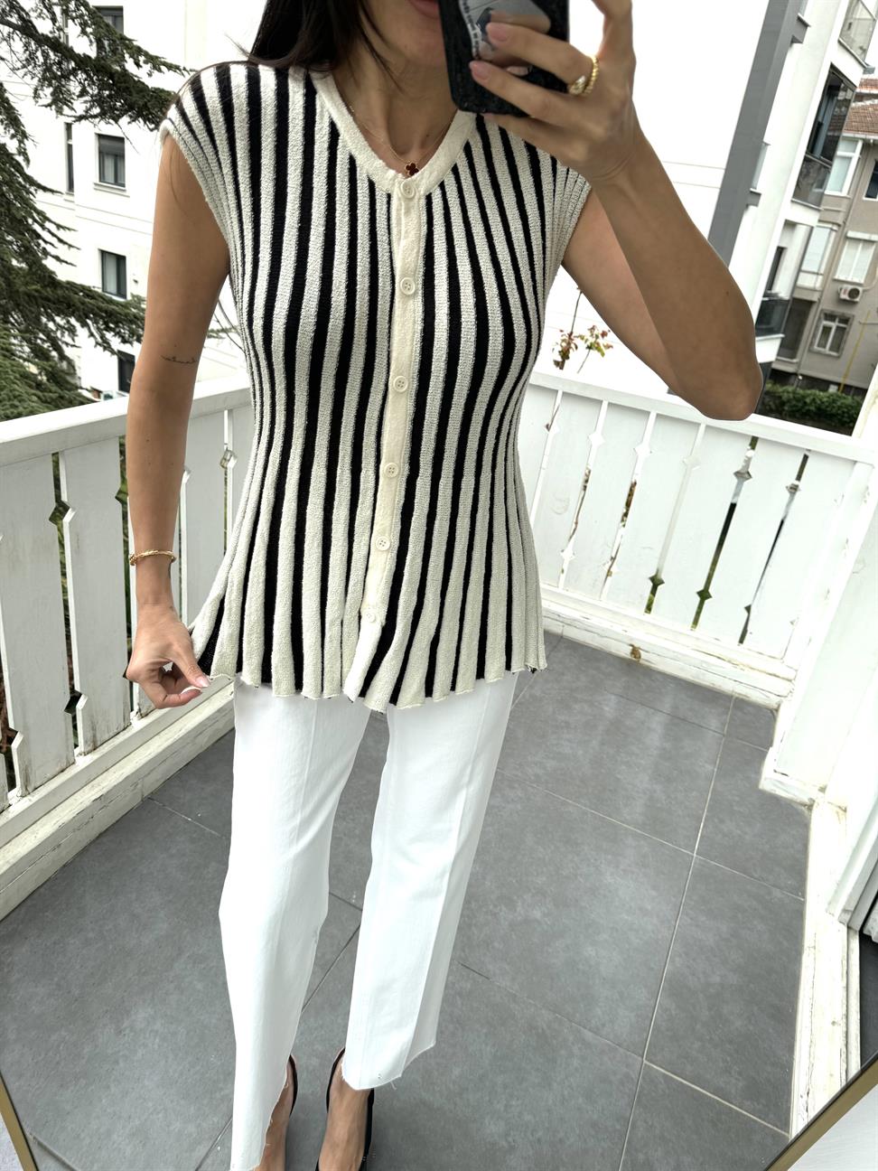 Ekru-Siyah Volanlı Çizgili Yelek