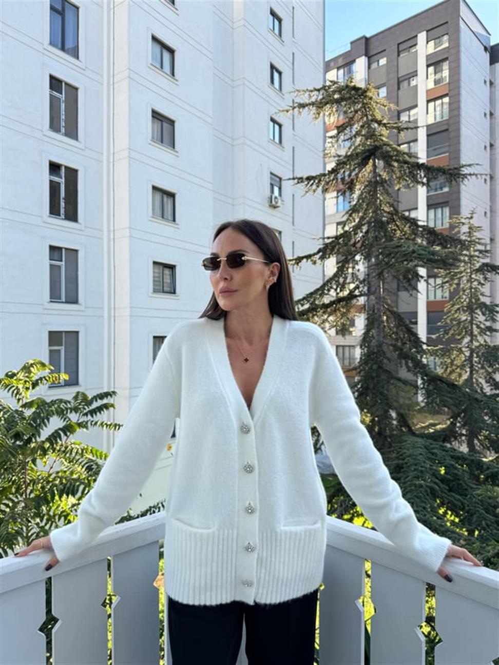 Ekru V Yaka Taş Düğmeli Cepli Yumuşak Dokulu Hırka