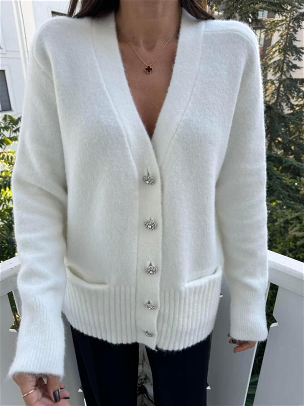 Ekru V Yaka Taş Düğmeli Cepli Yumuşak Dokulu Hırka