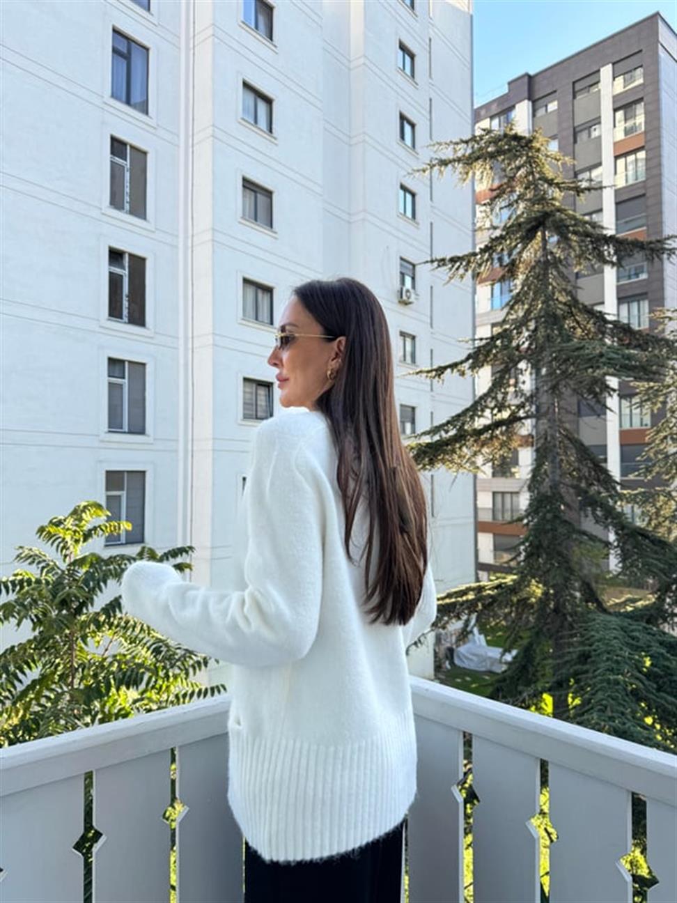 Ekru V Yaka Taş Düğmeli Cepli Yumuşak Dokulu Hırka