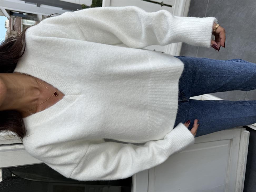 Ekru V Yaka Yumuşak Dokulu Triko Kazak