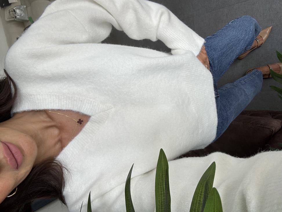 Ekru V Yaka Yumuşak Dokulu Triko Kazak