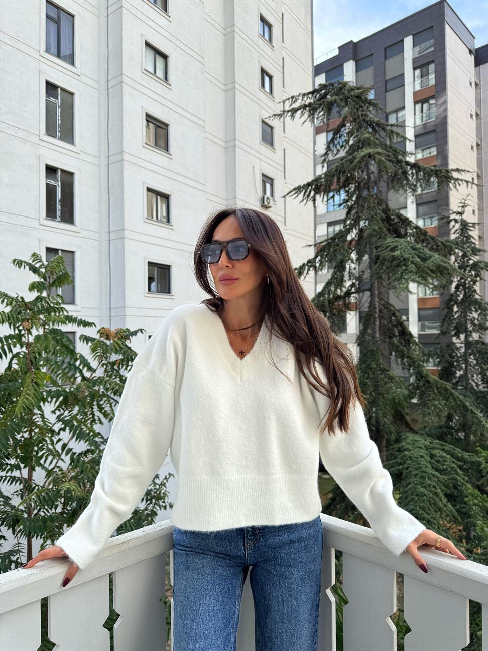 Ekru V Yaka Yumuşak Dokulu Triko Kazak