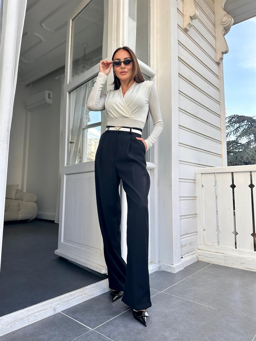 Ekru Vatkalı Sim Detaylı Bluz