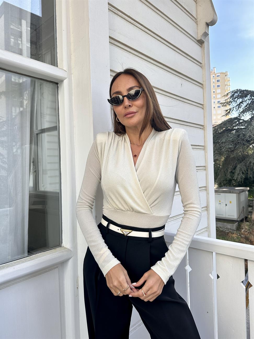 Ekru Vatkalı Sim Detaylı Bluz