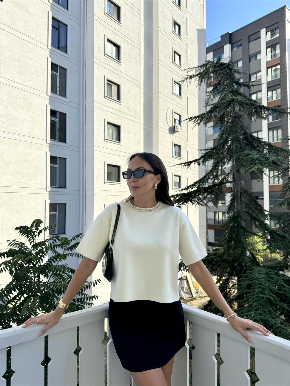 Ekru Yaka Taş İşlemeli Yumuşak Doku Triko