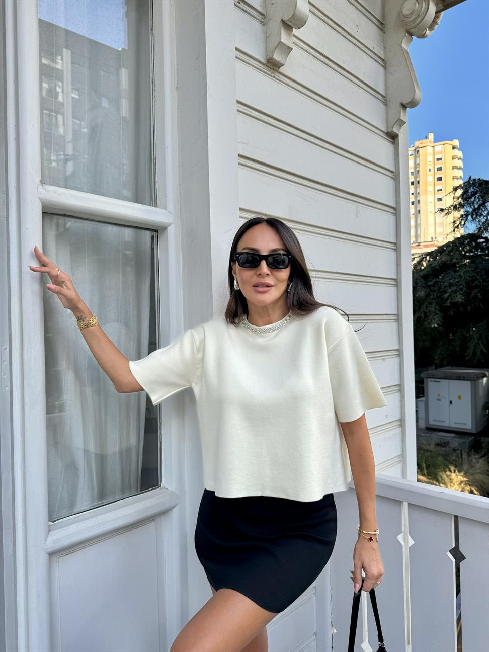 Ekru Yaka Taş İşlemeli Yumuşak Doku Triko