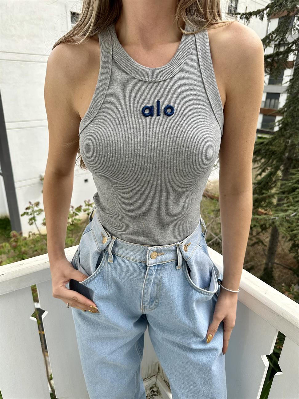 Gri Alo Yüzücü Atlet