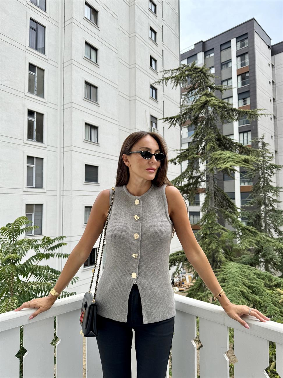 Gri Düğmeli Triko Yelek