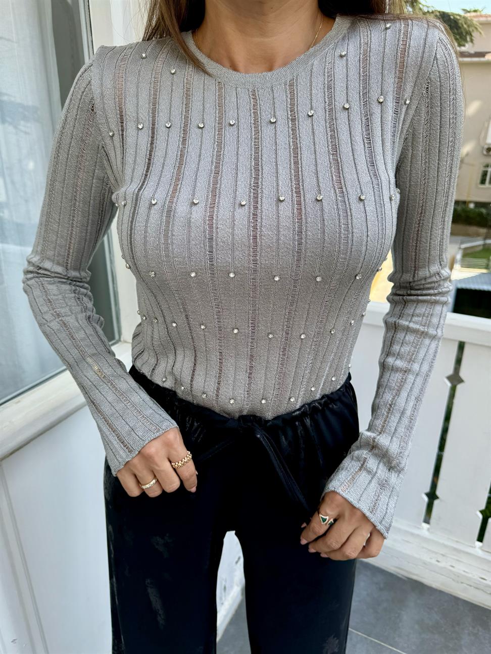 Gri Fitilli Taşlı Kazak