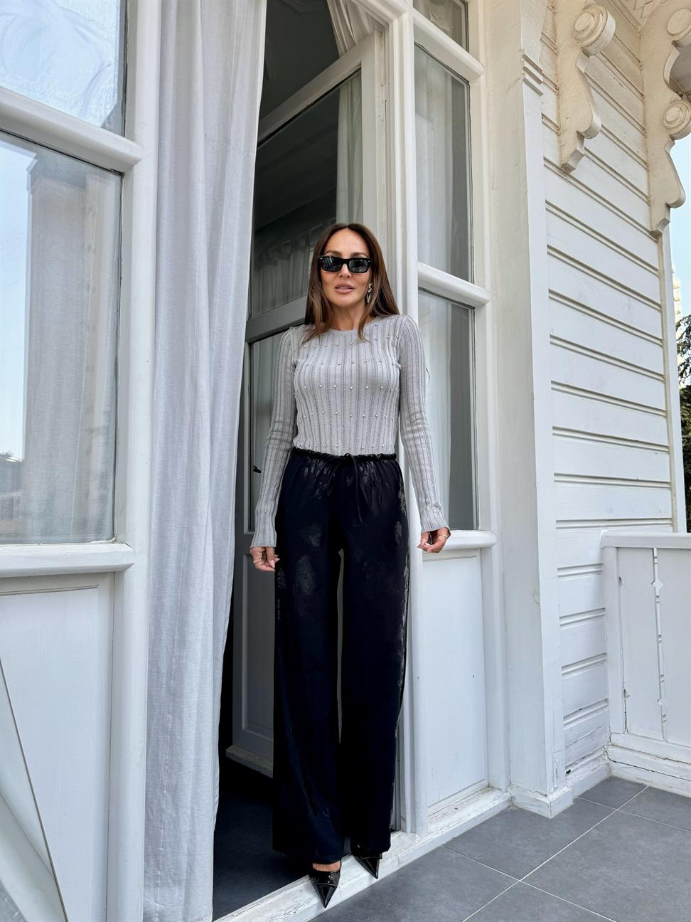 Gri Fitilli Taşlı Kazak