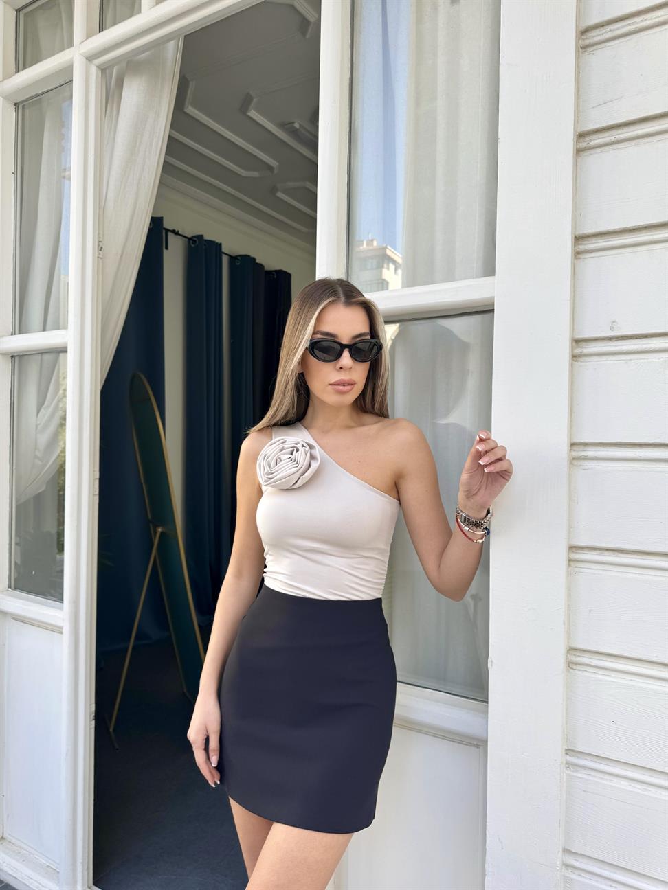 Gri Kolsuz Gül Detay Bluz