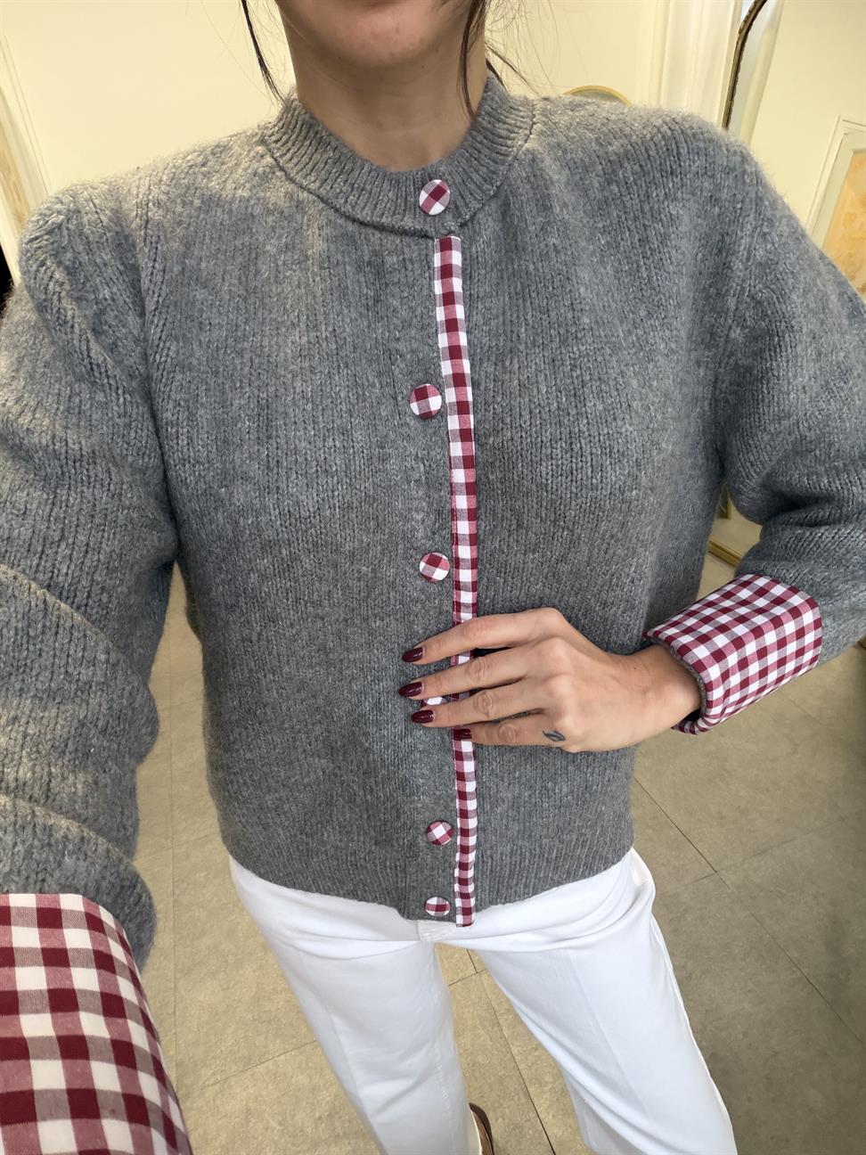 Gri Kol ve Düğme Detay Hırka