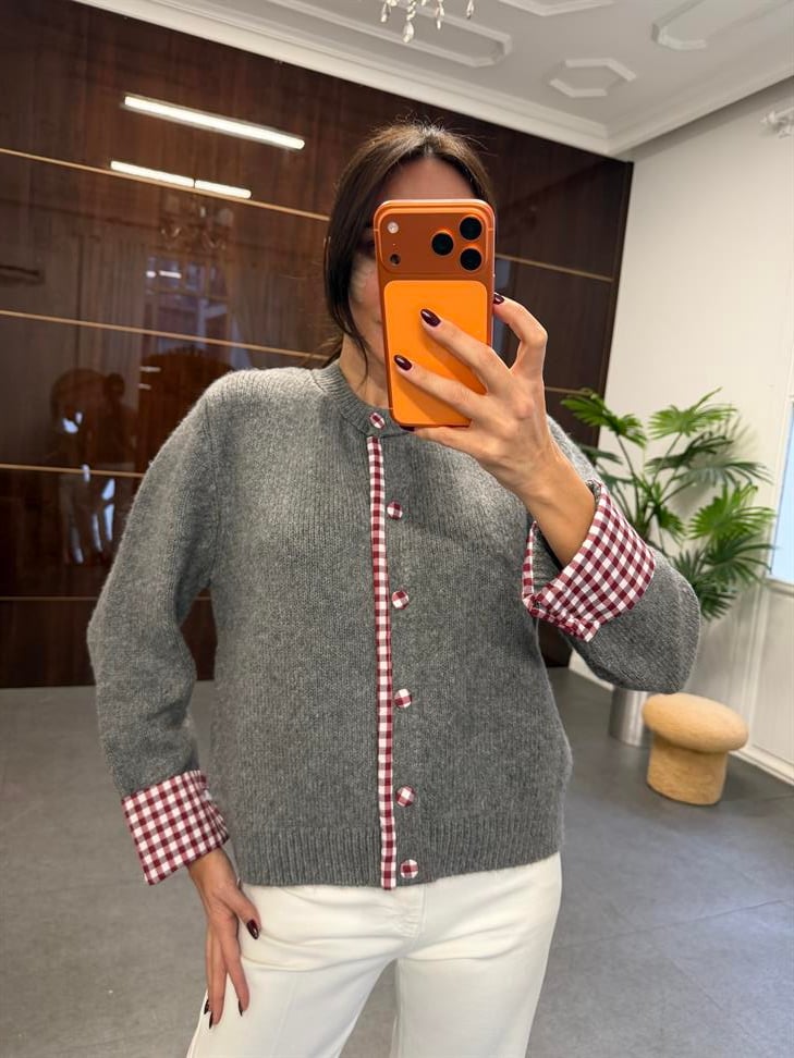 Gri Kol ve Düğme Detay Hırka