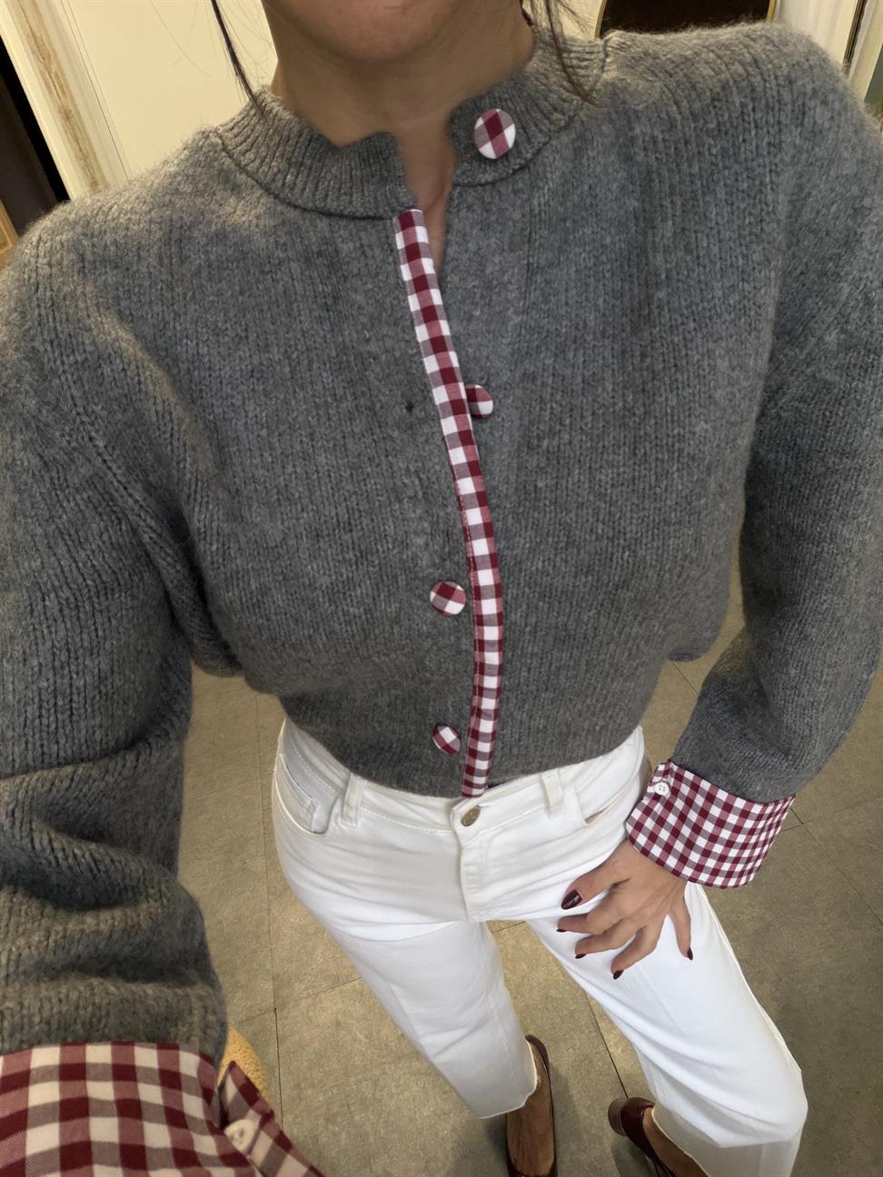 Gri Kol ve Düğme Detay Hırka