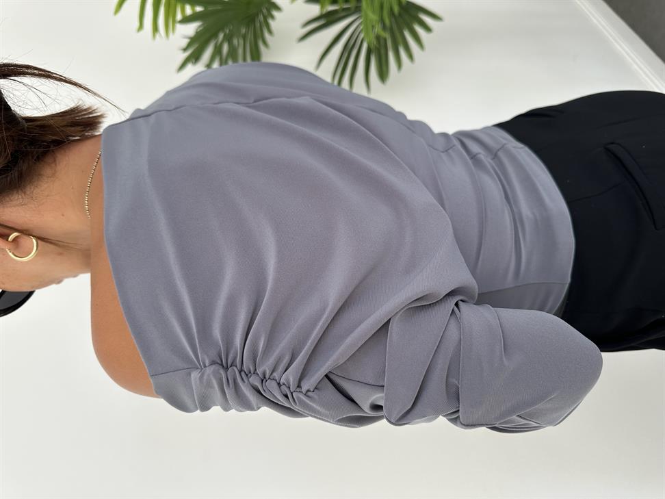 Gri Omzu Pileli Bluz