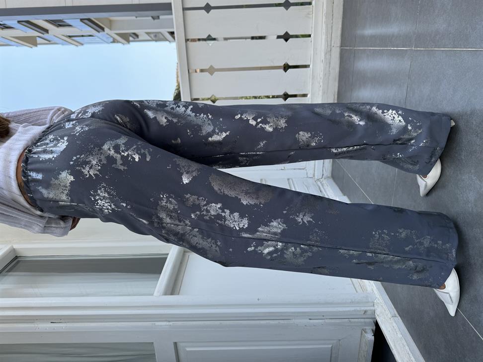 Gri Parlak Desenli Pantolon